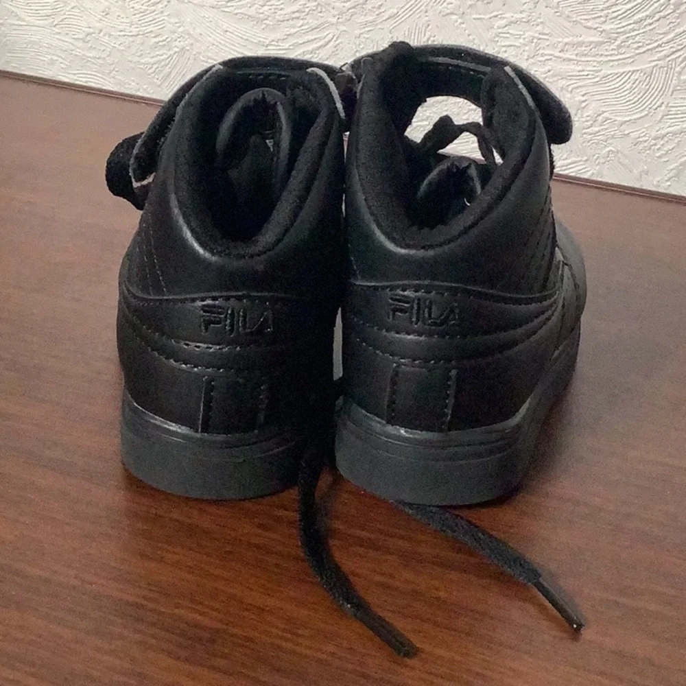 FILA - Sz 6 (baby) - high top sneakers - black - with laces & hook / loop